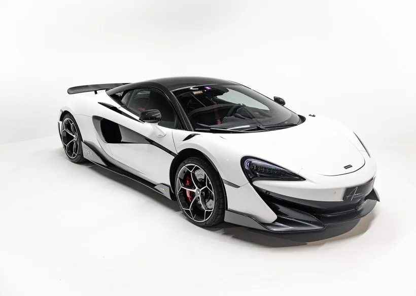 McLaren 600LT Apex Coupé in Silica White, seitliche Frontansicht im Studio