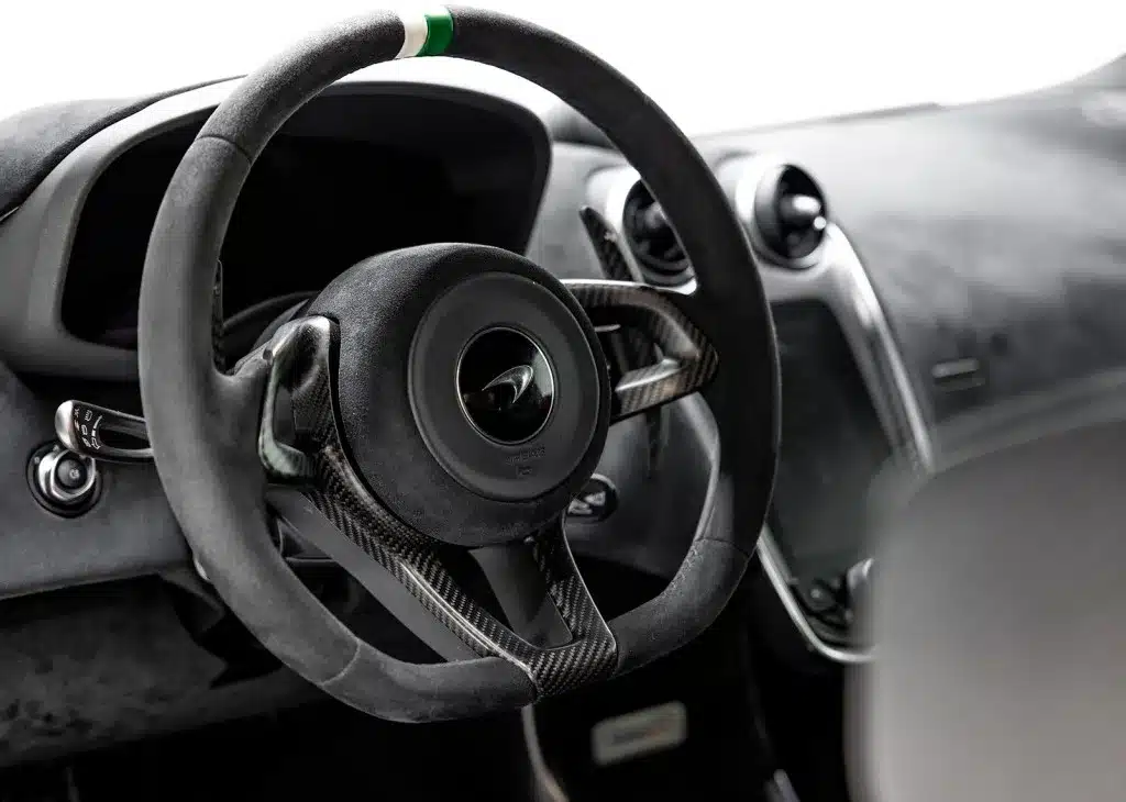 Lenkrad und Innenraum eines McLaren 600LT Apex aus der Nähe