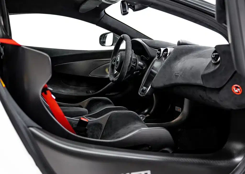 Innenraum eines McLaren 600LT Apex mit Alcantara, Carbon und Sportsitzen, Blick auf Armaturenbrett und Fahrersitz