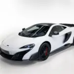 Weißer McLaren 675LT Sportwagen mit schwarzen Designelementen auf weißem Hintergrund.