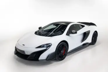 Weißer McLaren 675LT Sportwagen mit schwarzen Designelementen auf weißem Hintergrund.