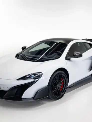 Weißer McLaren 675LT Sportwagen mit schwarzen Designelementen auf weißem Hintergrund.