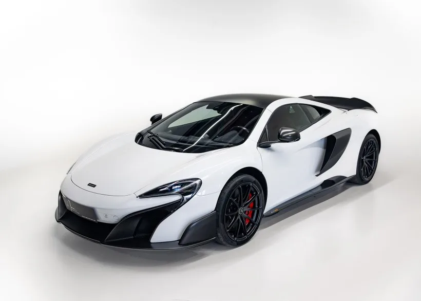 Weißer McLaren 675LT Sportwagen mit schwarzen Designelementen auf weißem Hintergrund.