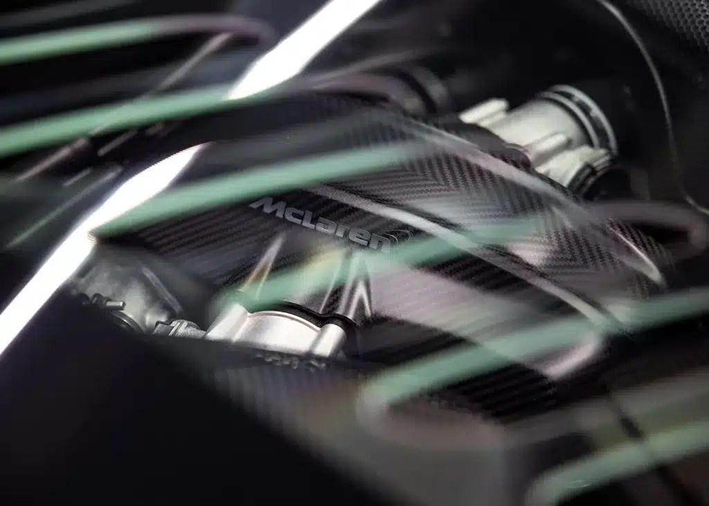Der Motorraum des McLaren 675LT mit sichtbarem McLaren-Schriftzug auf der Carbonabdeckung.