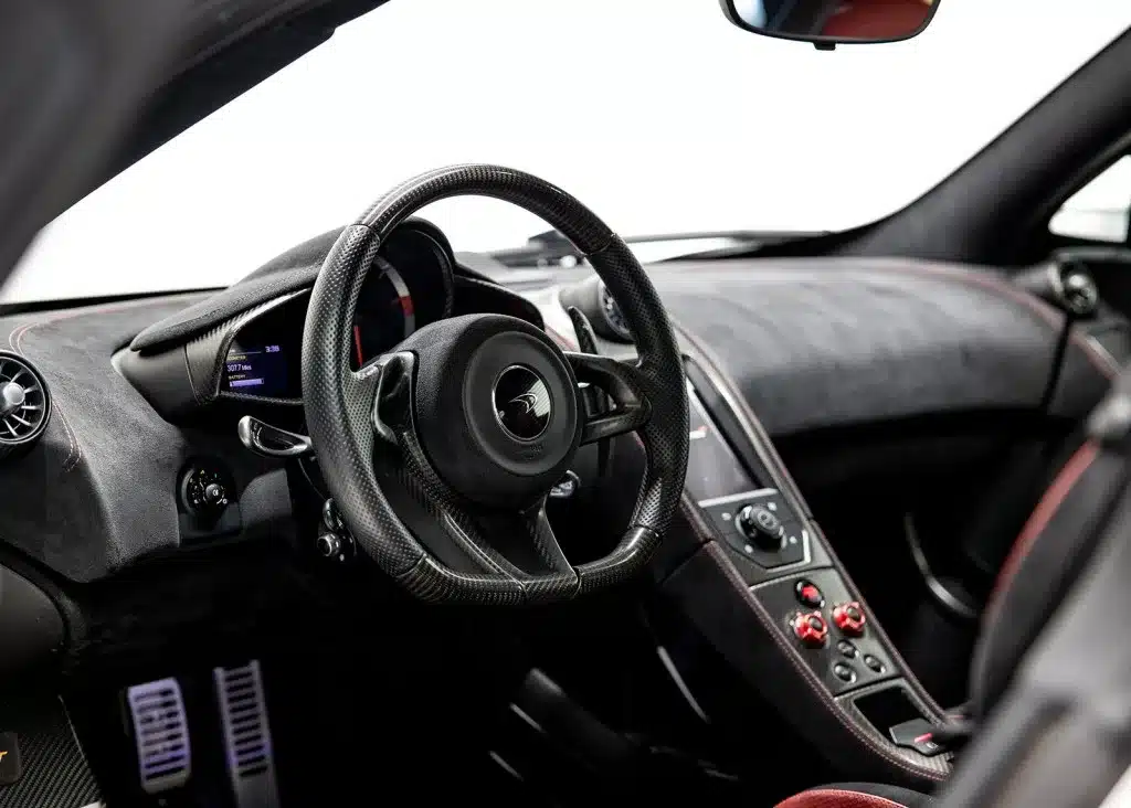Innenaufnahme eines McLaren 675LT, Blick auf das Lenkrad und Armaturenbrett.