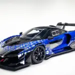 McLaren Senna GTR in Paris Blue Lackierung, studiofotografiert, Seitenansicht schräg von vorne.
