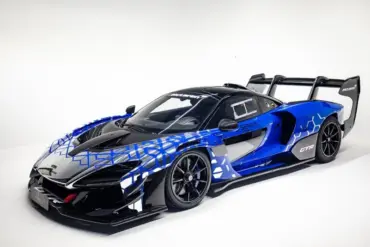 McLaren Senna GTR in Paris Blue Lackierung, studiofotografiert, Seitenansicht schräg von vorne.