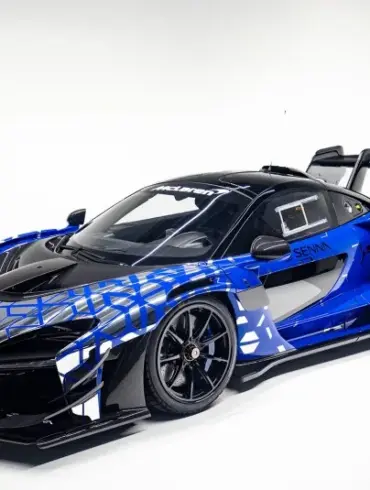 McLaren Senna GTR in Paris Blue Lackierung, studiofotografiert, Seitenansicht schräg von vorne.