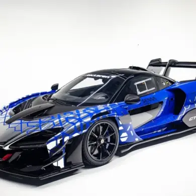 McLaren Senna GTR in Paris Blue Lackierung, studiofotografiert, Seitenansicht schräg von vorne.