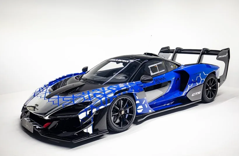 McLaren Senna GTR in Paris Blue Lackierung, studiofotografiert, Seitenansicht schräg von vorne.