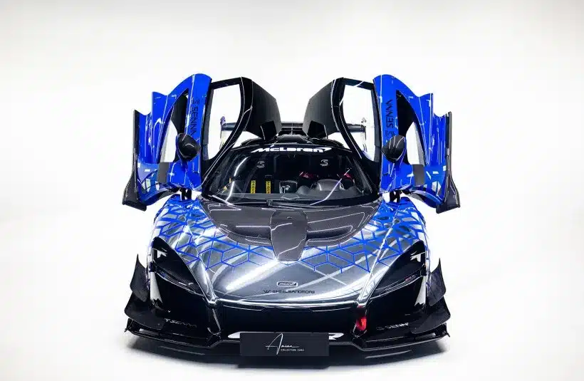 McLaren Senna GTR in Paris Blue, Frontansicht mit geöffneten Flügeltüren, Studioaufnahme
