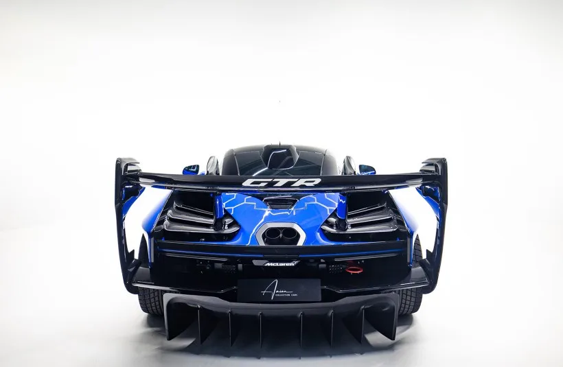 Heckansicht des McLaren Senna GTR in Paris Blue mit großem Heckflügel und Diffusor