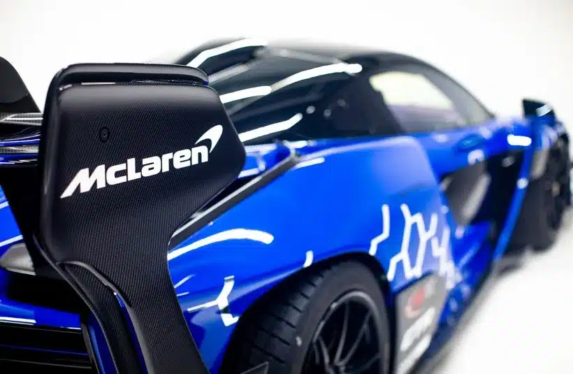McLaren Senna GTR in Paris Blue, Detailansicht des Heckflügels und der Karosserie