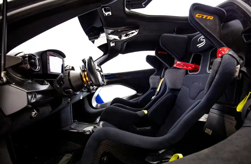 Der Innenraum eines McLaren Senna GTR mit zwei Rennschalensitzen, Überrollbügel, Rennlenkrad und viel Carbon.