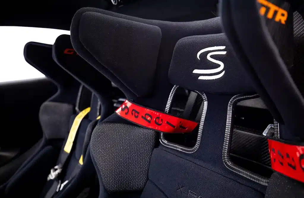 Rennsportsitze mit Sicherheitsgurten im McLaren Senna GTR, Nahaufnahme.