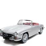Silberner Mercedes-Benz 190 SL Cabriolet mit rotem Innenraum, Baujahr 1957, auf weißem Hintergrund