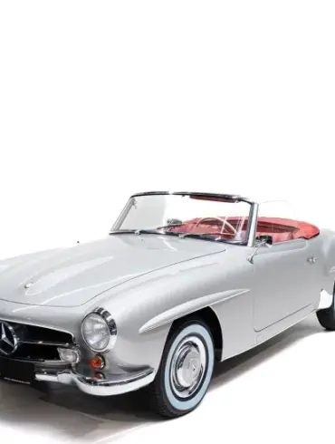 Silberner Mercedes-Benz 190 SL Cabriolet mit rotem Innenraum, Baujahr 1957, auf weißem Hintergrund