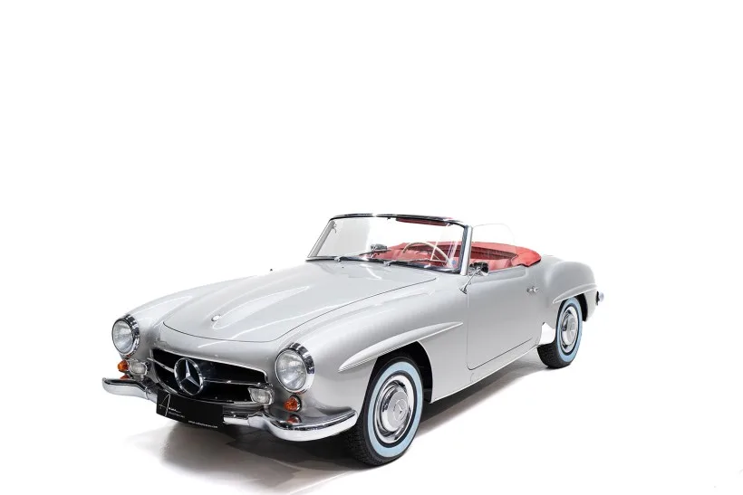 Silberner Mercedes-Benz 190 SL Cabriolet mit rotem Innenraum, Baujahr 1957, auf weißem Hintergrund