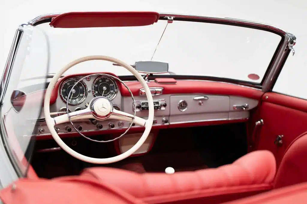 Rotes Leder-Interieur und Armaturenbrett eines Mercedes-Benz 190 SL Cabriolets, Baujahr 1957.