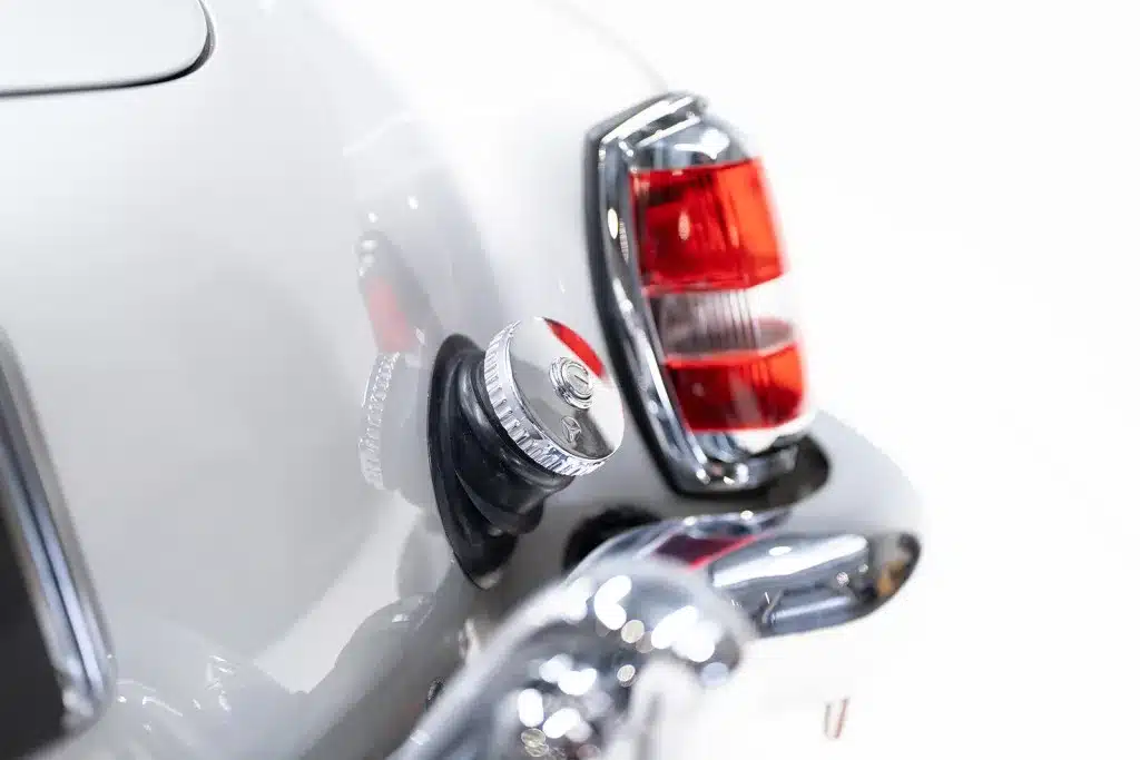 Nahaufnahme von Tankdeckel und Heckleuchte eines silbernen Mercedes 190 SL W121, Baujahr 1957