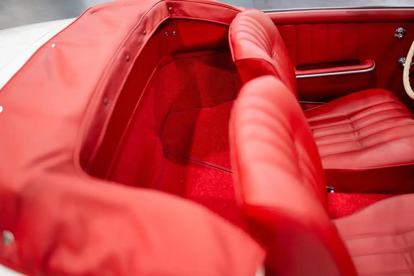 Rotes Lederinterieur mit rotem Teppich eines Mercedes-Benz 190 SL Roadster