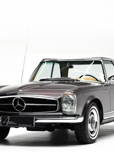 Mercedes-Benz 230 SL Pagode, Baujahr 1964, braun-bronzemetallic, mit Hardtop auf weißem Hintergrund