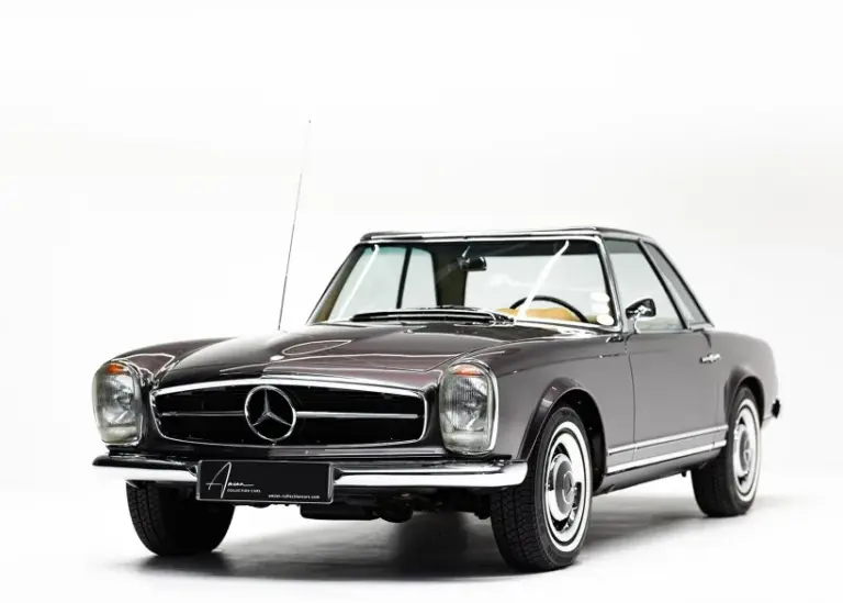 Mercedes-Benz 230 SL Pagode, Baujahr 1964, braun-bronzemetallic, mit Hardtop auf weißem Hintergrund
