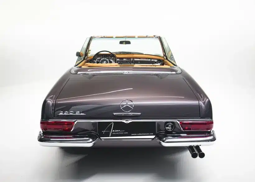 Mercedes-Benz 230 SL Pagode, Rückansicht, braun-bronzemetallisch lackiert, Verdeck geöffnet, Innenausstattung beige Leder.