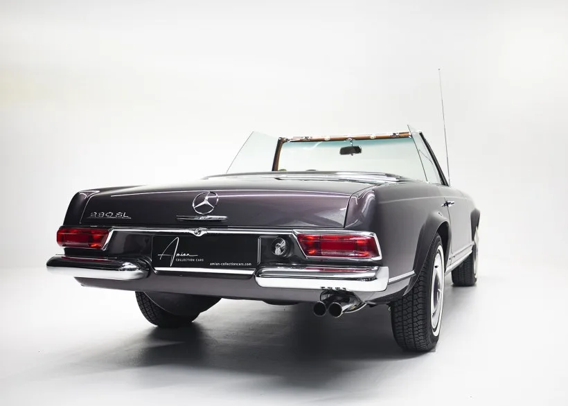 Blick auf das Heck eines Mercedes-Benz 230 SL Pagode, braun-bronzemetallic, Cabriolet, restauriert, Jahrgang 1964.