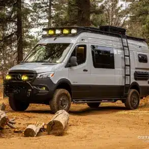 Mercedes-Benz Sprinter 170 High Roof Offroad-Ausbau 'Güero' mit Dachträger, Zusatzscheinwerfern und Expeditionsausstattung im Wald.