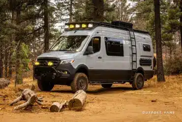 Mercedes-Benz Sprinter 170 High Roof Offroad-Ausbau 'Güero' mit Dachträger, Zusatzscheinwerfern und Expeditionsausstattung im Wald.