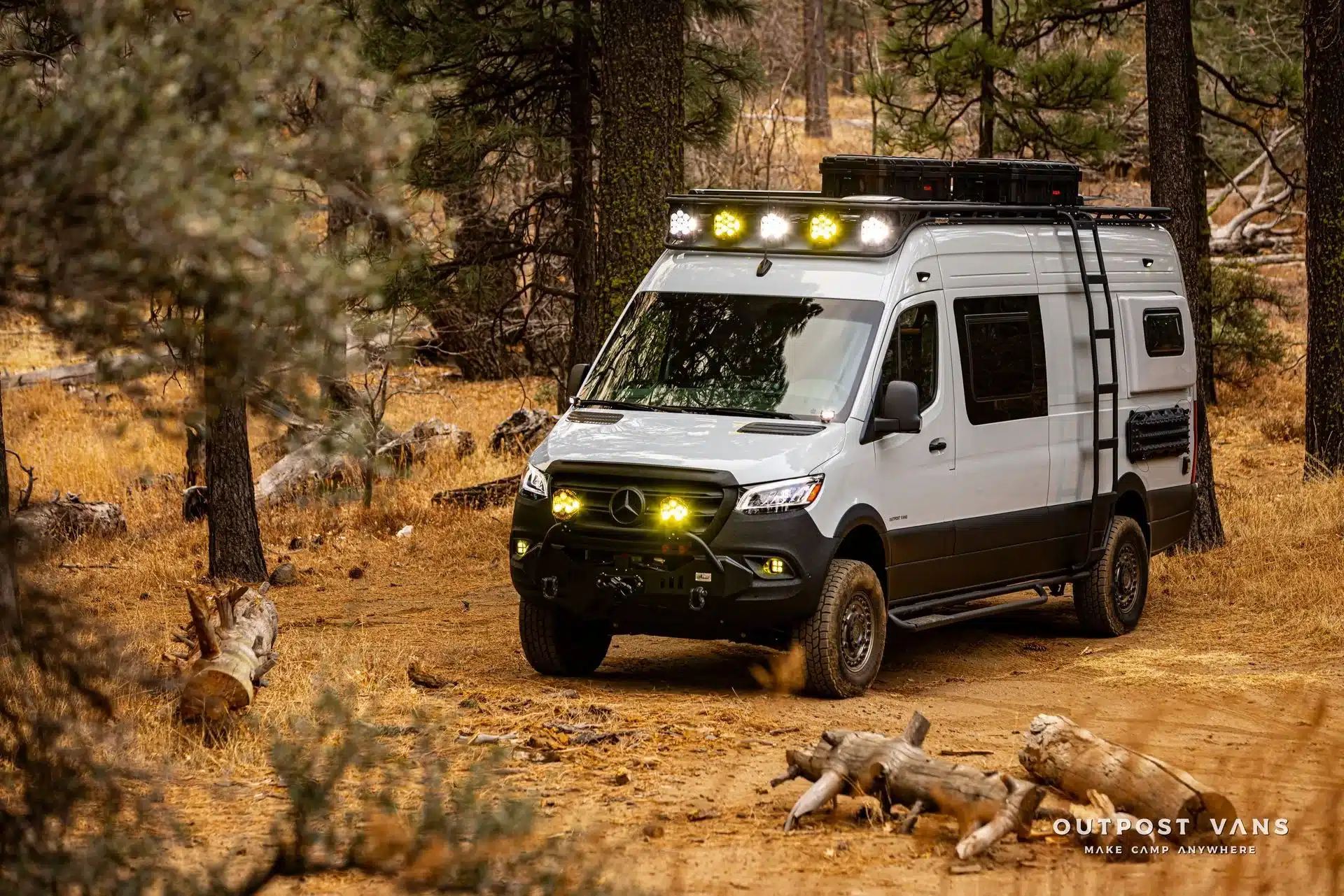 Mercedes-Benz Sprinter Güero Offroad-Ausbau mit Dachträger, Zusatzscheinwerfern und Outdoor-Ausstattung im Gelände.