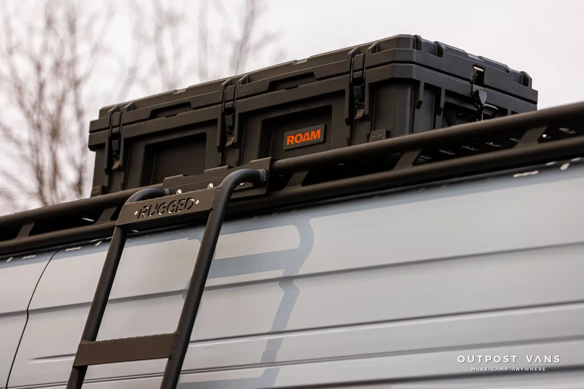 Roam Adventure Box auf Dachträger mit Leiter an einem Offroad Mercedes Sprinter.