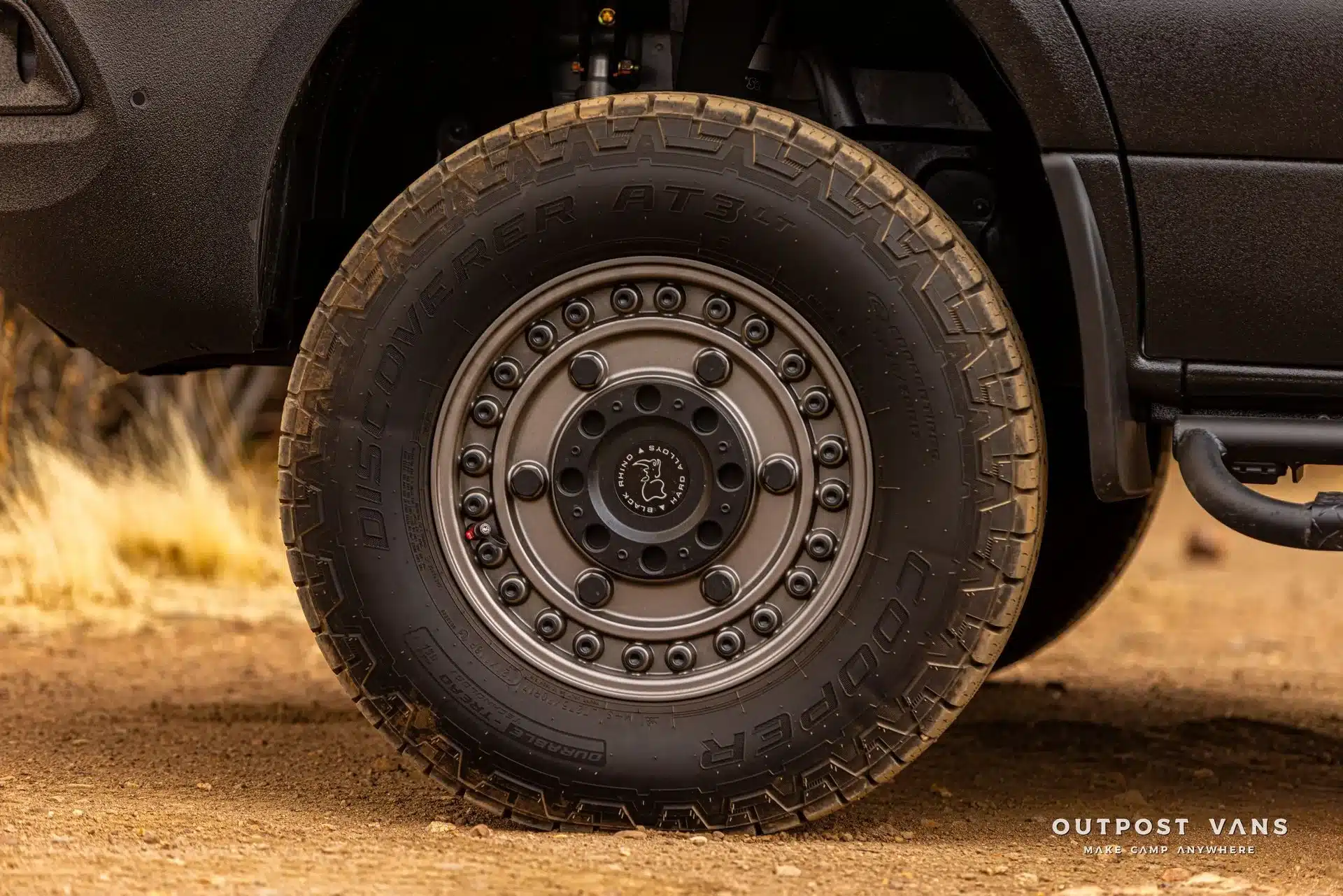 Nahaufnahme eines robusten Offroad-Reifens mit spezieller Felge am Mercedes-Benz Sprinter Ausbau Güero.