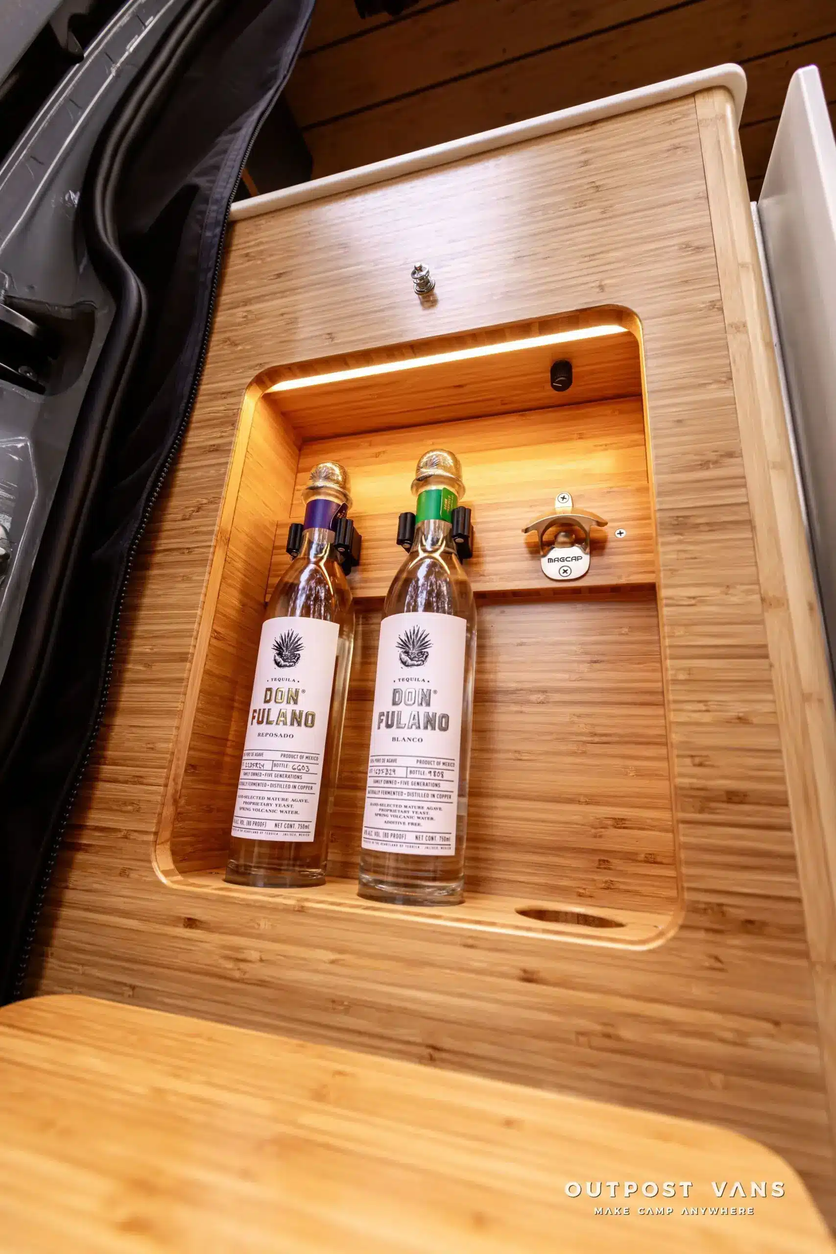 Barfach aus Bambus mit zwei Don Fulano Tequila-Flaschen und integriertem Flaschenöffner im Expeditionsvan Güero