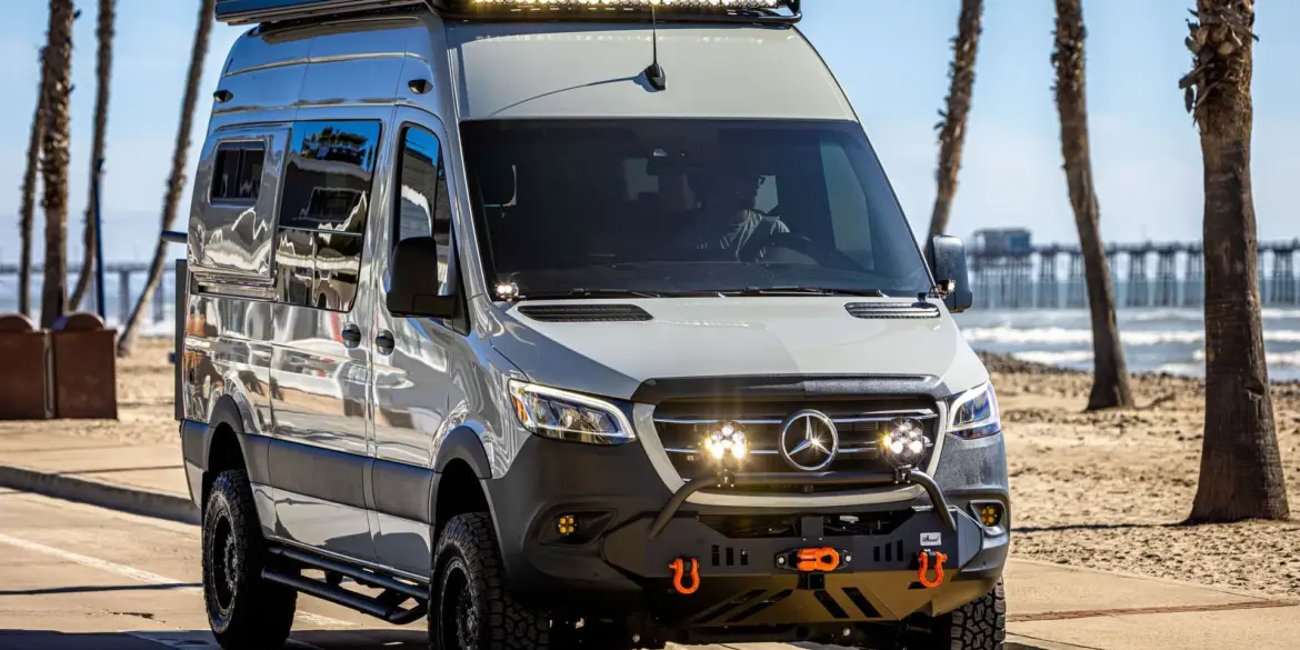 Mercedes Sprinter El Duque Expeditionsmobil mit Spezialausstattung am Strand vor Palmen.