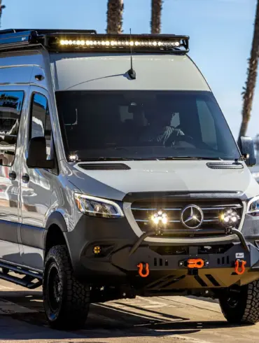 Mercedes Sprinter El Duque Expeditionsmobil mit Spezialausstattung am Strand vor Palmen.