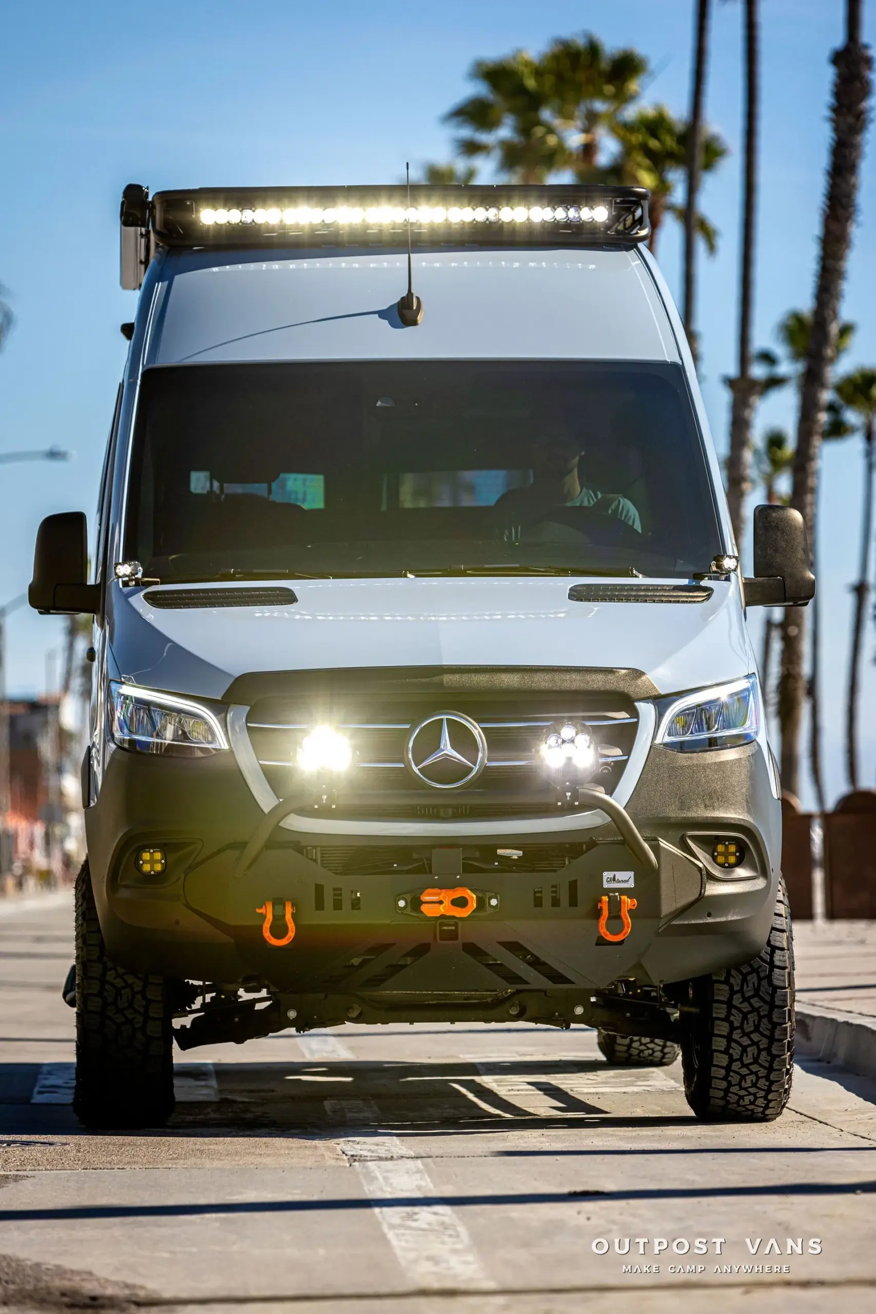 Frontansicht des umgebauten Mercedes-Benz Sprinter El Duque als Expeditionsmobil mit LED-Zusatzscheinwerfern, Offroad-Stoßfänger und All-Terrain-Bereifung.