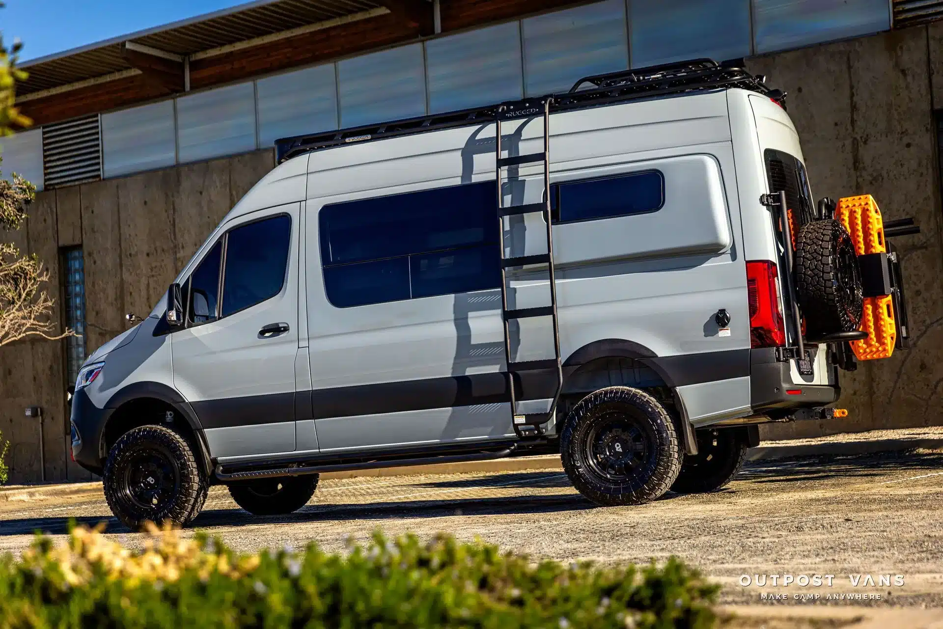 Mercedes-Benz Sprinter El Duque Expeditionsmobil mit Dachträger, Leiter und Offroad-Ausstattung seitlich fotografiert