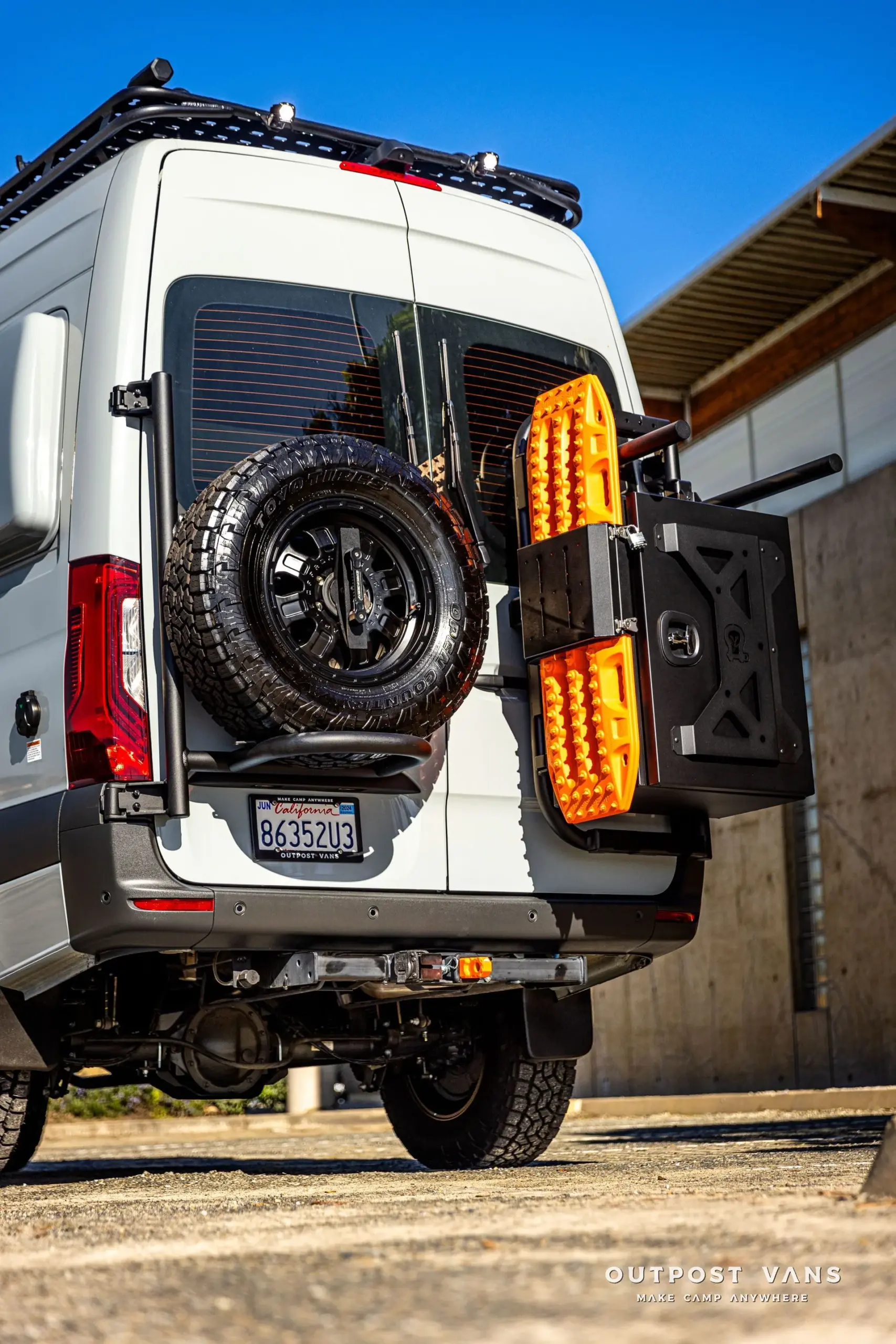 Das Heck eines Mercedes Sprinter El Duque mit Reserverad, Trägersystem und Maxtrax-Bergeboards.