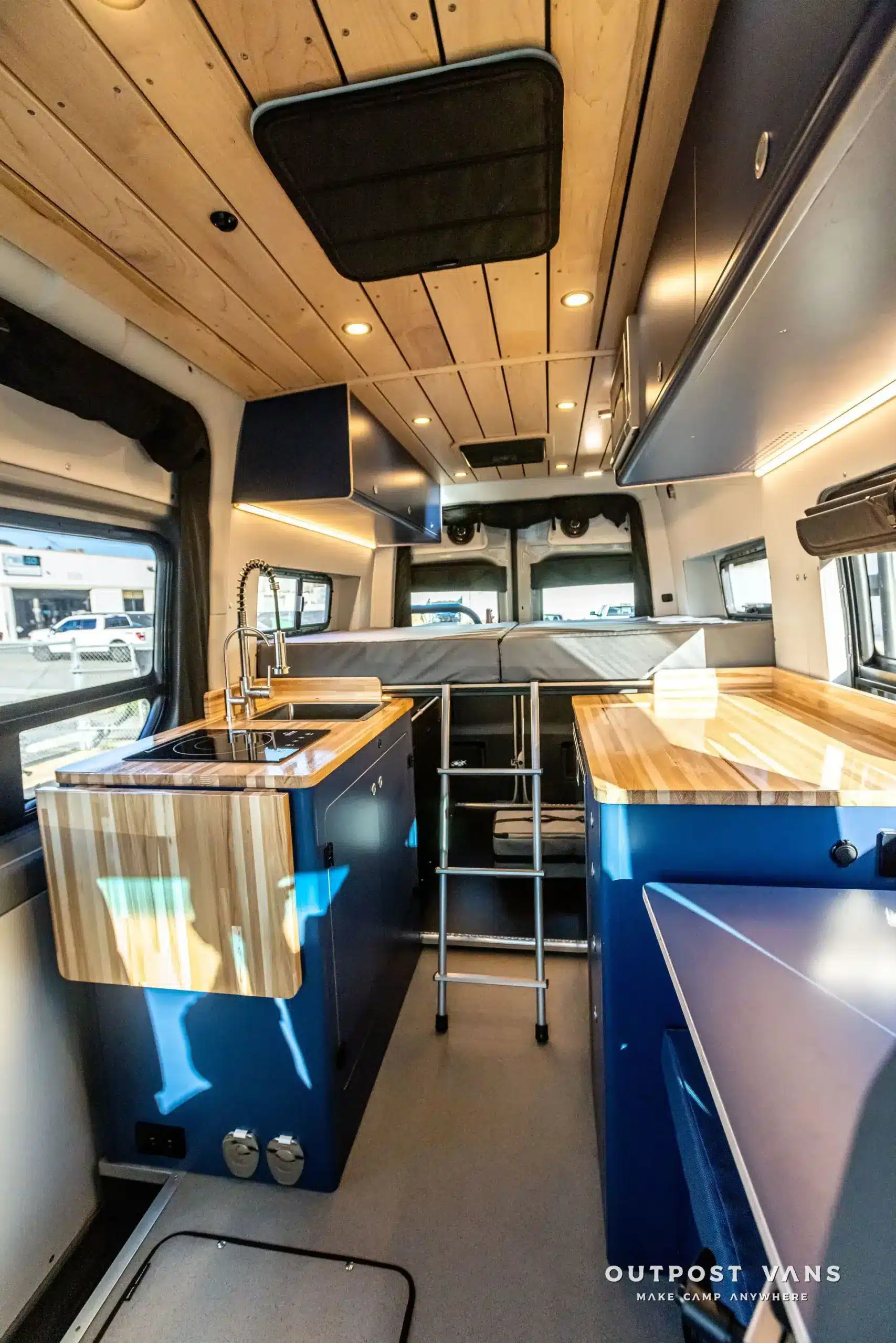 Hochwertig ausgebauter Innenraum eines Mercedes Sprinter El Duque mit Holzdecke, Küche und Stauraum