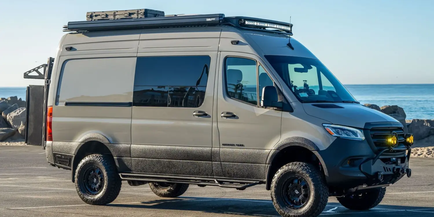 Mercedes-Benz Sprinter Lobo Campervan mit Dachträger, Außenkisten und Allrad, geparkt am Meer