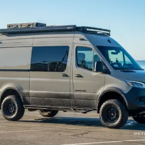 Mercedes-Benz Sprinter Lobo Campervan mit Dachträger, Außenkisten und Allrad, geparkt am Meer