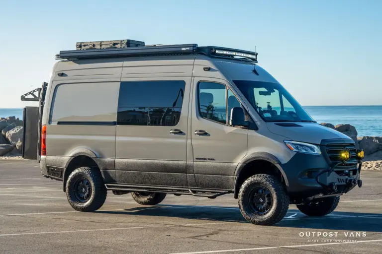 Mercedes-Benz Sprinter Lobo Campervan mit Dachträger, Außenkisten und Allrad, geparkt am Meer