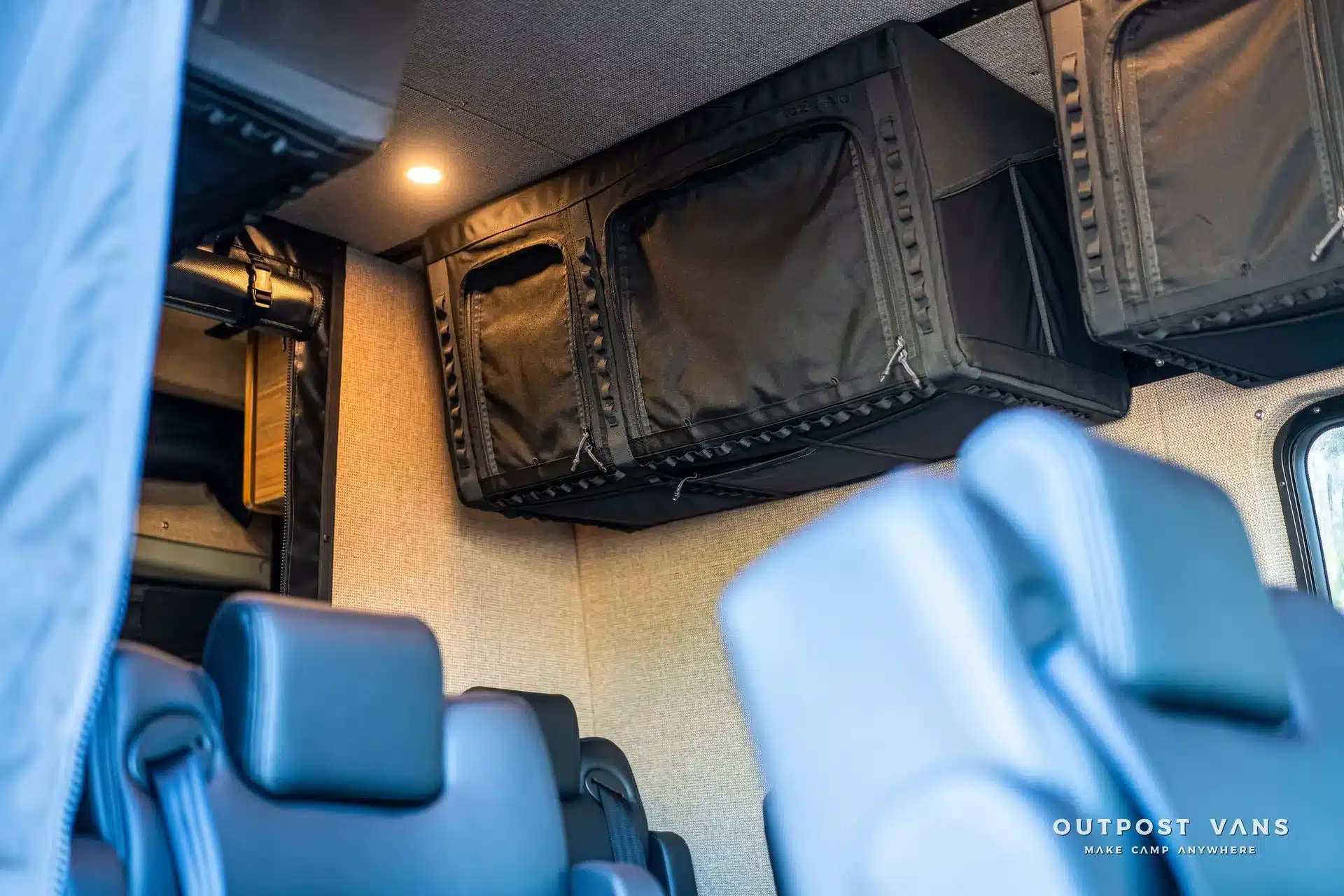 Detailaufnahme von modularen Staufächern im Innenraum eines ausgebauten Mercedes Sprinter Lobo Vans.
