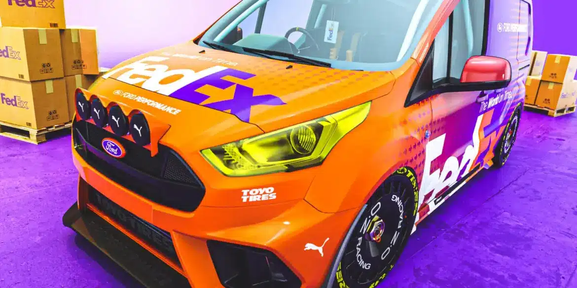 Ford Transit Connect MS-RT mit FedEx-Tribute-Folierung, Toyo R888R Semi-Slicks und OZ DTM-Rennsportfelgen in auffälliger Racing-Optik.