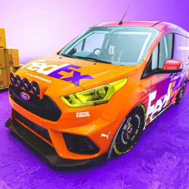 Ford Transit Connect MS-RT mit FedEx-Tribute-Folierung, Toyo R888R Semi-Slicks und OZ DTM-Rennsportfelgen in auffälliger Racing-Optik.