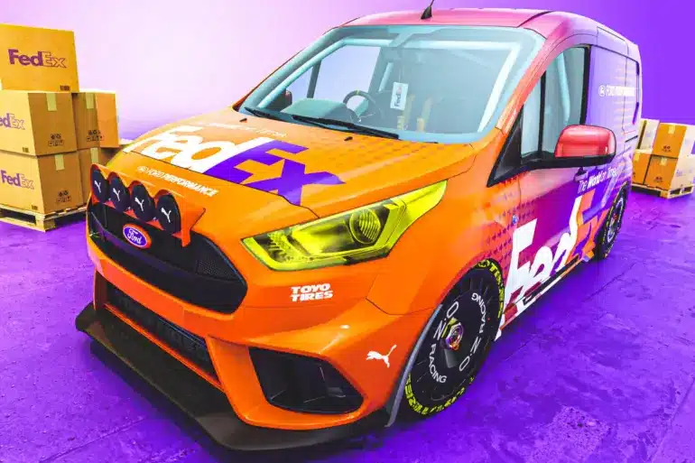 Ford Transit Connect MS-RT mit FedEx-Tribute-Folierung, Toyo R888R Semi-Slicks und OZ DTM-Rennsportfelgen in auffälliger Racing-Optik.