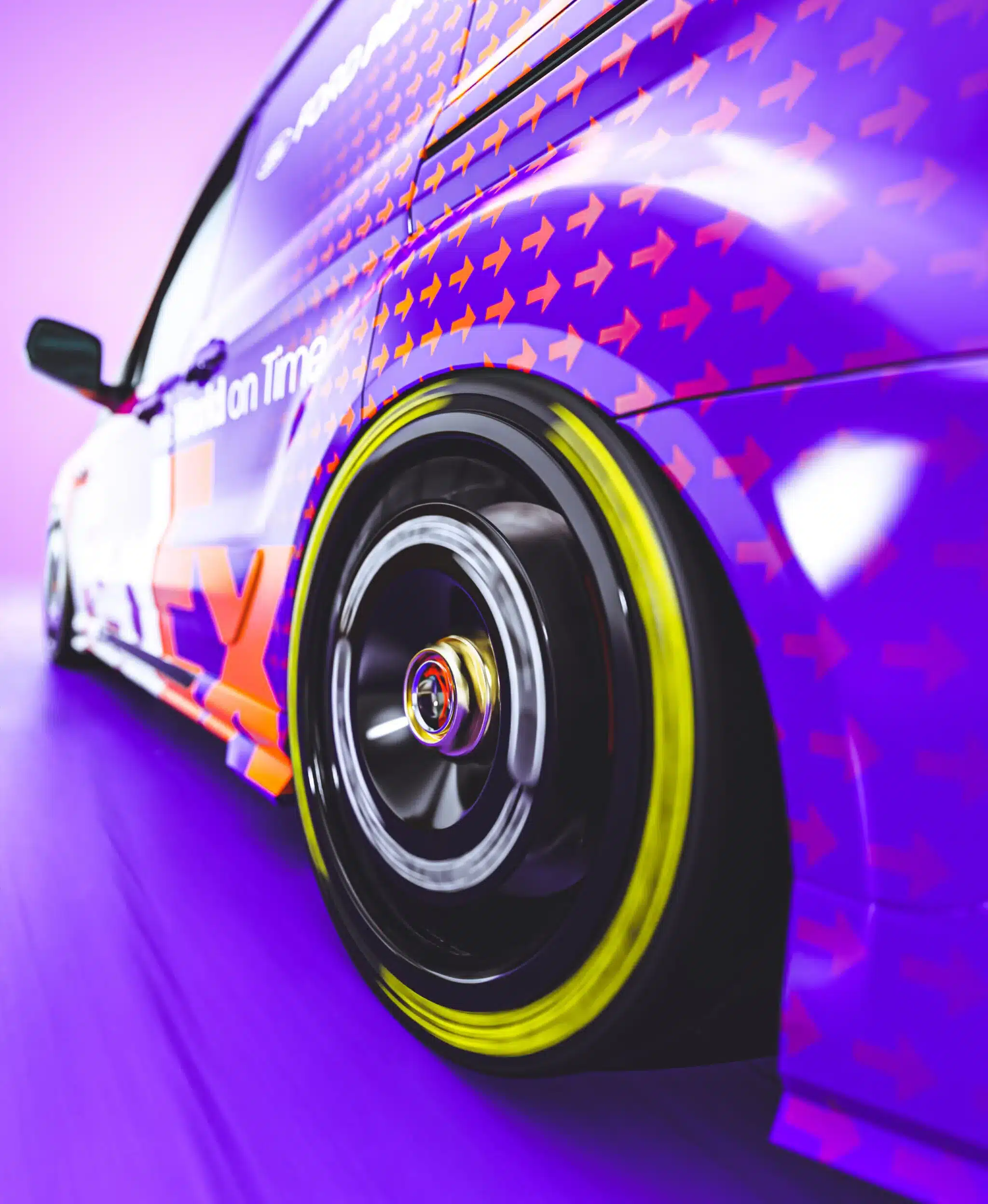 Detailaufnahme eines Ford Transit Connect MS-RT mit auffälligem FedEx-Tribute-Folien-Design, OZ DTM Magnesiumrad und Toyo Semi-Slick-Reifen