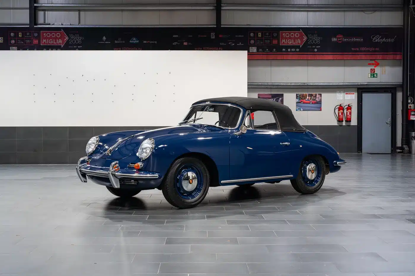 Blaues Porsche 356 C Cabriolet von 1964 mit geschlossenem Verdeck in einer Halle.